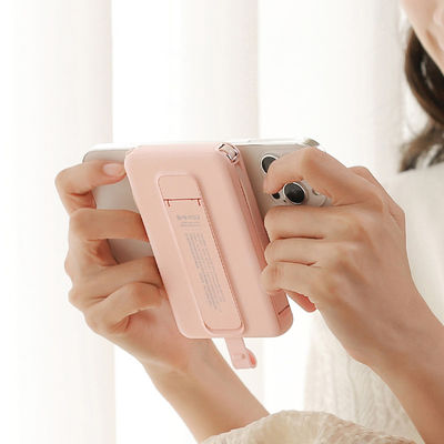 Un buen precio. 1000mah Batería magnética Banco de energía magnética Potente Li Polymer con salida y carga inalámbrica con soporte en línea